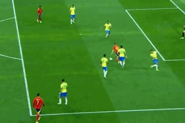 西班牙男足对智巴西友谊赛展开激战
