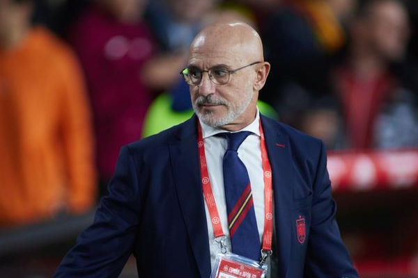 西班牙国家队现任主教练是谁？
