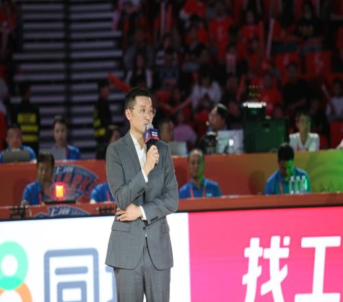 媒体人：刘炜今天上午从上海飞往乌鲁木齐就任新疆男篮主帅