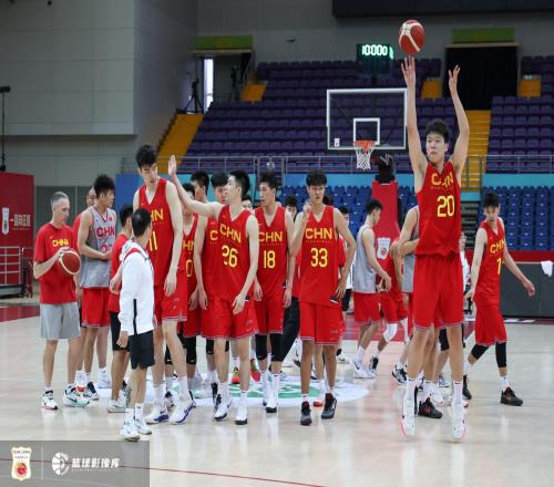 媒体人：中国男篮回到正轨打输了那是技不如人但至少咱们尽力了