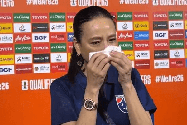 泰国足球队伍伦盼赛后落泪并为无缘晋级世界杯致歉