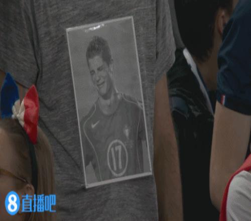 一法国球迷球衣印了C罗04年欧洲杯哭泣画面......
