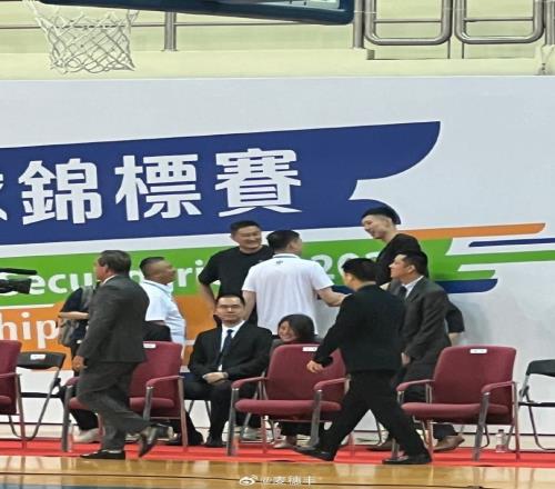 周琦和杜锋同在中国澳门观看世界中学生篮球锦标赛