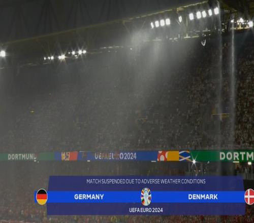 大雨倾盆德国vs丹麦球场漏水，球迷雨中狂欢
