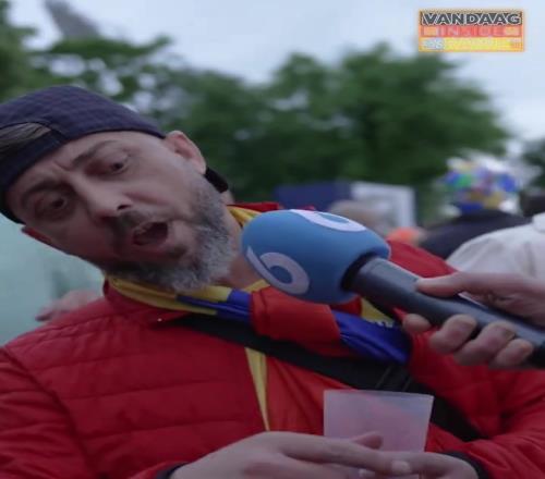差点被打荷兰记者赛后采访挑衅罗马尼亚球迷，被一把夺过话筒